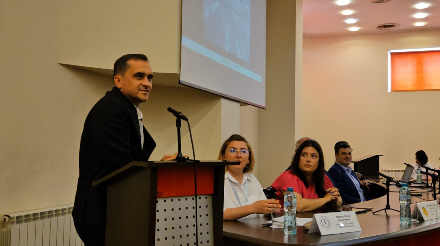 Peste 200 de angajatori dâmbovițeni, informați despre platforma REGES-ONLINE , un pas important pentru transparentizarea relațiilor de muncă Peste 200 de angajatori dâmbovițeni, informați despre platforma REGES-ONLINE , un pas important pentru transparentizarea relațiilor de muncă