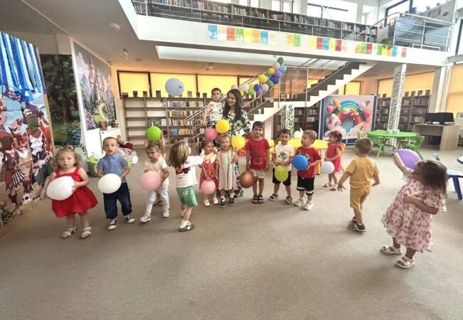 Povești, zâmbete și descoperiri la Biblioteca Județeană Dâmbovița Povești, zâmbete și descoperiri la Biblioteca Județeană Dâmbovița