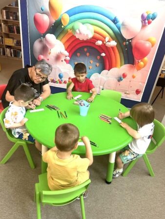 Povești, zâmbete și descoperiri la Biblioteca Județeană Dâmbovița