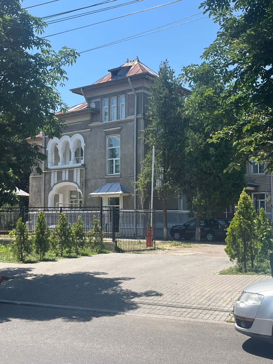 Prefectura Dâmbovița se mută în noul sediu de pe Bulevardul Regele Carol I Prefectura Dâmbovița se mută în noul sediu de pe Bulevardul Regele Carol I
