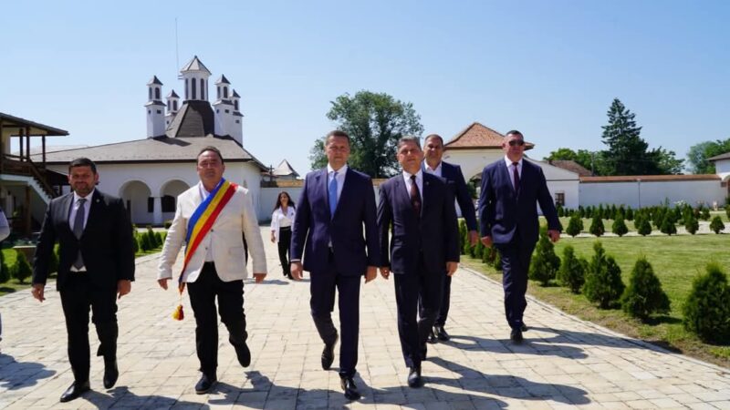 Președintele CJ Dâmbovița, Corneliu Ștefan, i-a acordat titlul de Cetățean de Onoare tenorului Florian Dan Georgescu