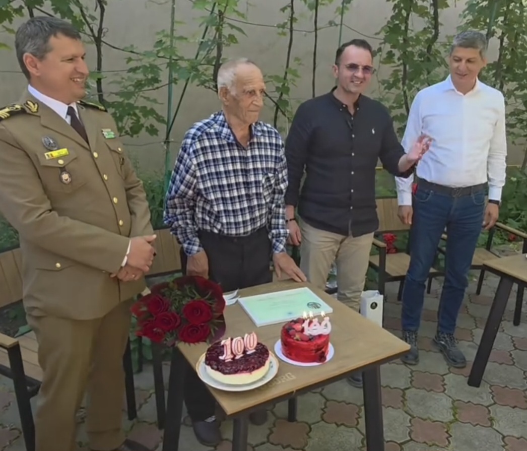 Primarul Daniel Cristian Stan l-a sărbătorit pe veteranul Bîrdeș Nicolae la împlinirea vârstei de 100 de ani