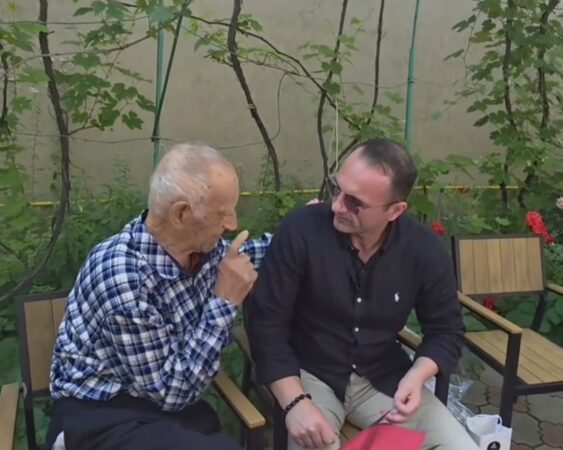 Primarul Daniel Cristian Stan l-a sărbătorit pe veteranul Bîrdeș Nicolae la împlinirea vârstei de 100 de ani Primarul Daniel Cristian Stan l-a sărbătorit pe veteranul Bîrdeș Nicolae la împlinirea vârstei de 100 de ani