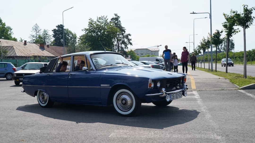 Retroparada „Iubim Dâmbovița”, eleganță și pasiune pe patru roți