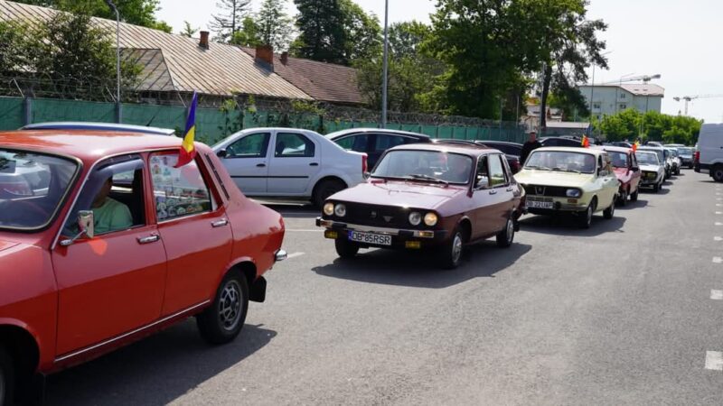 Retroparada „Iubim Dâmbovița”, eleganță și pasiune pe patru roți Retroparada „Iubim Dâmbovița”, eleganță și pasiune pe patru roți