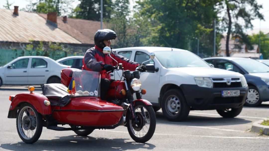 Retroparada „Iubim Dâmbovița”, eleganță și pasiune pe patru roți