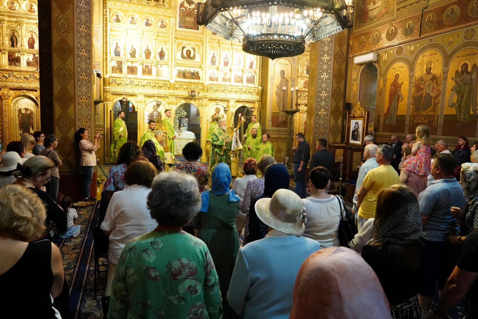 Sute de credincioși la Catedrala din Târgoviște, de Rusalii