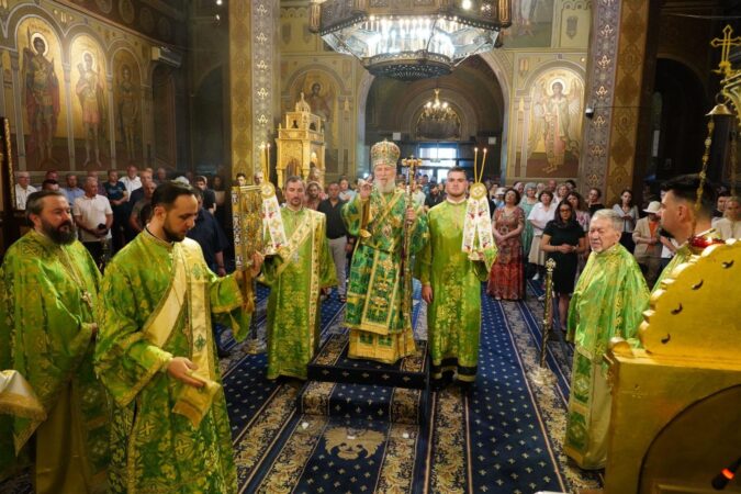 Sute de credincioși la Catedrala din Târgoviște, de Rusalii 