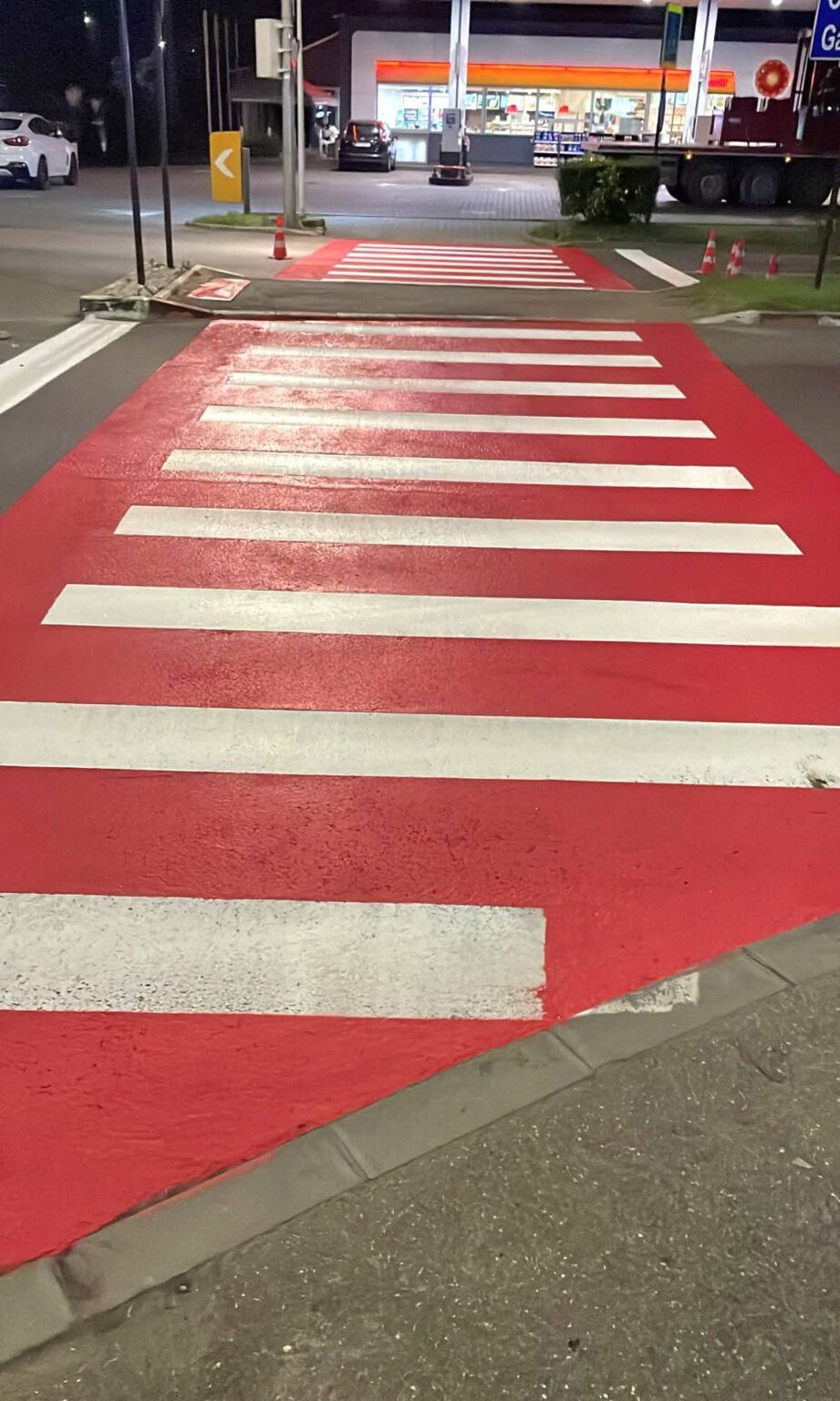 „Schimbul de noapte” la Târgoviște: Marcaje rutiere refăcute în tot orașul „Schimbul de noapte” la Târgoviște: Marcaje rutiere refăcute în tot orașul