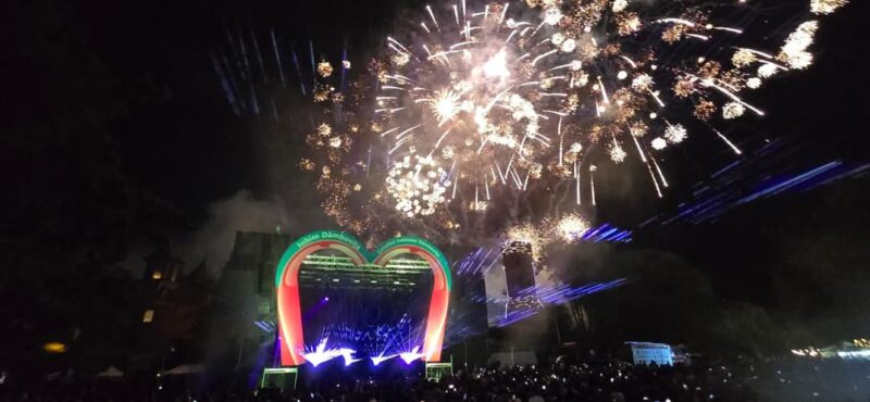 Show exploziv de lasere și artificii la Zilele Județului Dâmbovița Show exploziv de lasere și artificii la Zilele Județului Dâmbovița