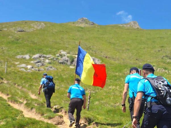 Tricolorul pe culmile Bucegilor: Misiune îndeplinită cu succes de jandarmii montani dâmbovițeni Tricolorul pe culmile Bucegilor: Misiune îndeplinită cu succes de jandarmii montani dâmbovițeni
