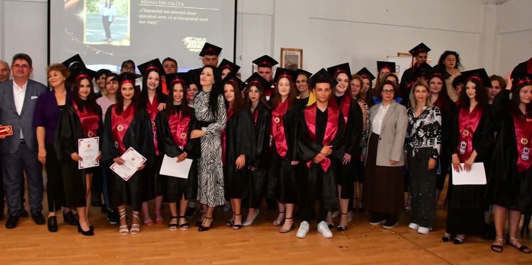 Ultimul clopoțel la Liceul Teoretic „Ion Ghica” Răcari, emoții și speranțe pentru absolvenții claselor a XII-a