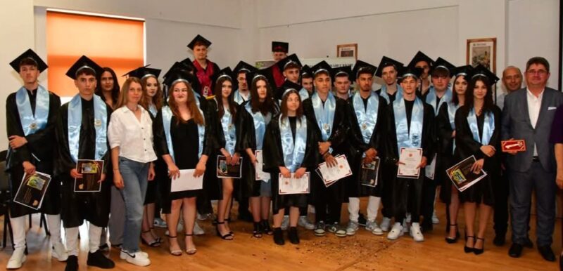 Ultimul clopoțel la Liceul Teoretic „Ion Ghica” Răcari, emoții și speranțe pentru absolvenții claselor a XII-a Ultimul clopoțel la Liceul Teoretic „Ion Ghica” Răcari, emoții și speranțe pentru absolvenții claselor a XII-a