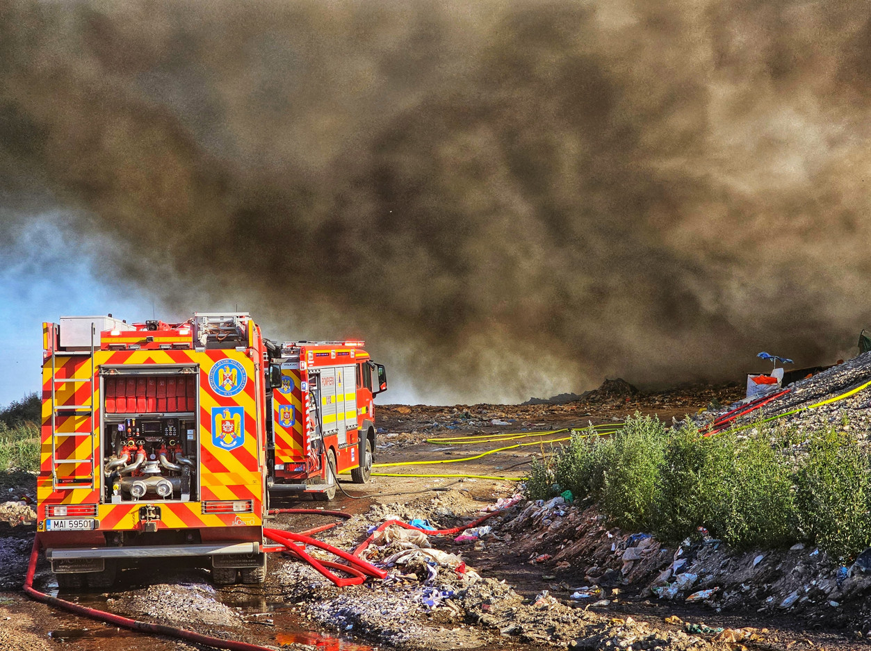 Incendiu devastator la groapa de gunoi din Aninoasa