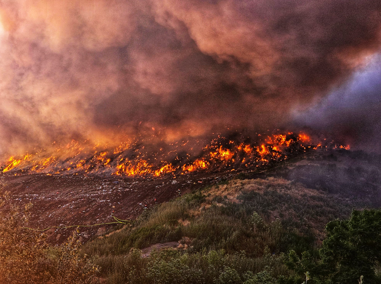 Incendiu devastator la groapa de gunoi din Aninoasa