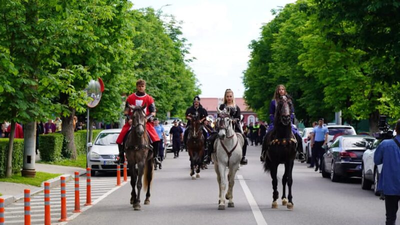 Spectacol medieval pe străzile Târgoviștei, de Zilele Județului Dâmbovița Spectacol medieval pe străzile Târgoviștei, de Zilele Județului Dâmbovița