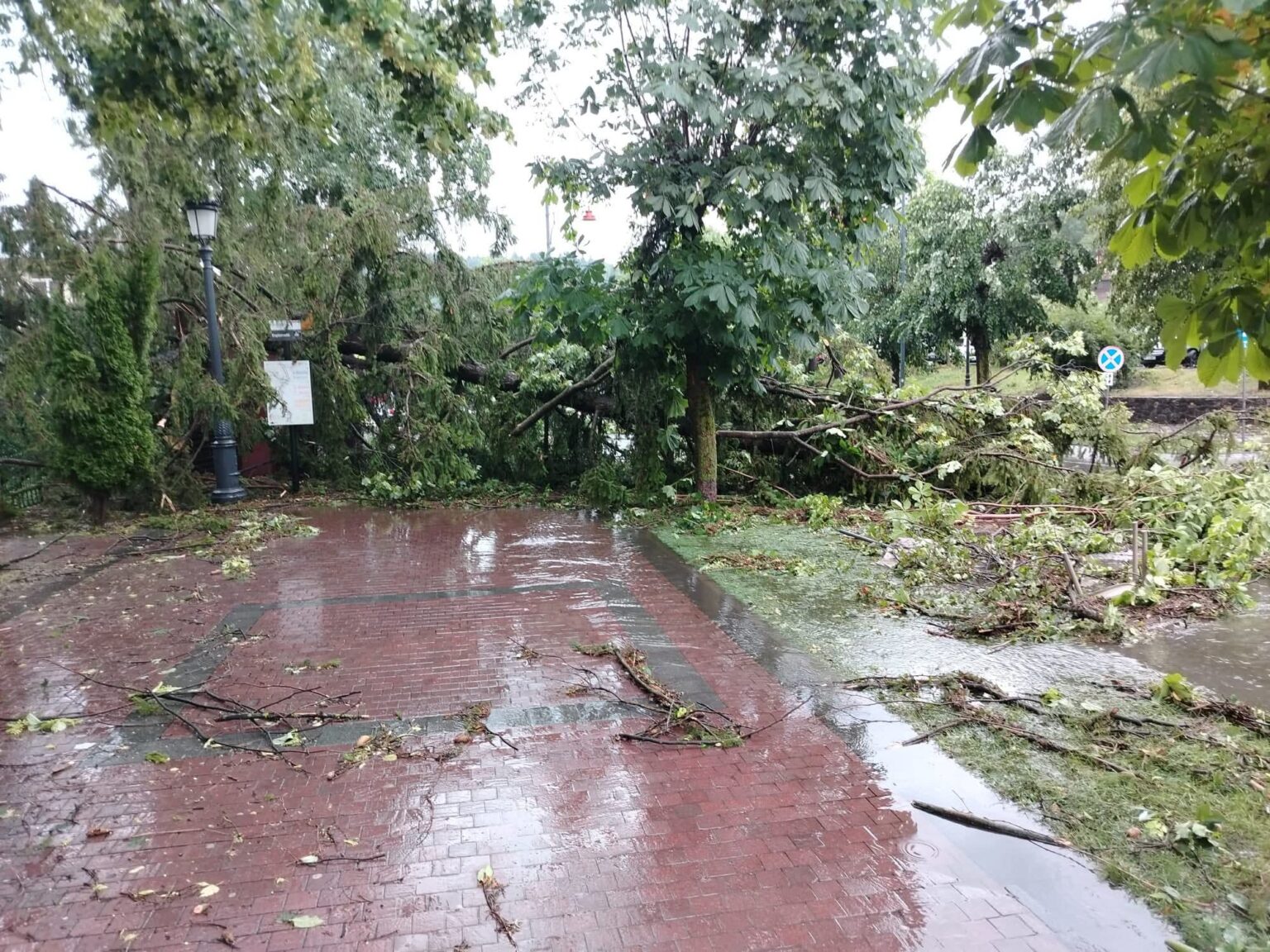 ALERTĂ METEO DÂMBOVIȚA: RISC DE SUPERCELULE care produc FURTUNI VIOLENTE ALERTĂ METEO DÂMBOVIȚA: RISC DE SUPERCELULE care produc FURTUNI VIOLENTE