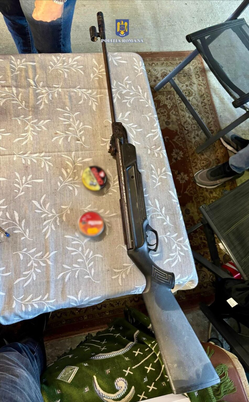 Armă deținută ilegal de o femeie, descoperită de polițiștii dâmbovițeni Armă deținută ilegal de o femeie, descoperită de polițiștii dâmbovițeni