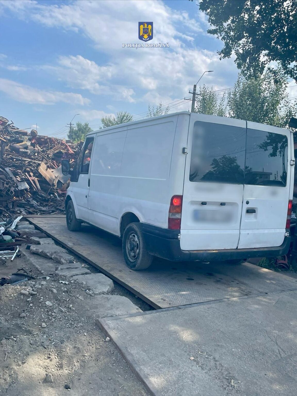  Autoutilitară identificată transportând ilegal 540 kg de deșeuri feroase