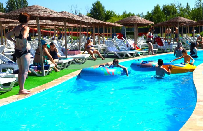 Cod portocaliu de distracție la Complexul Turistic de Natație Târgoviște – Litoralul de acasă te așteaptă!