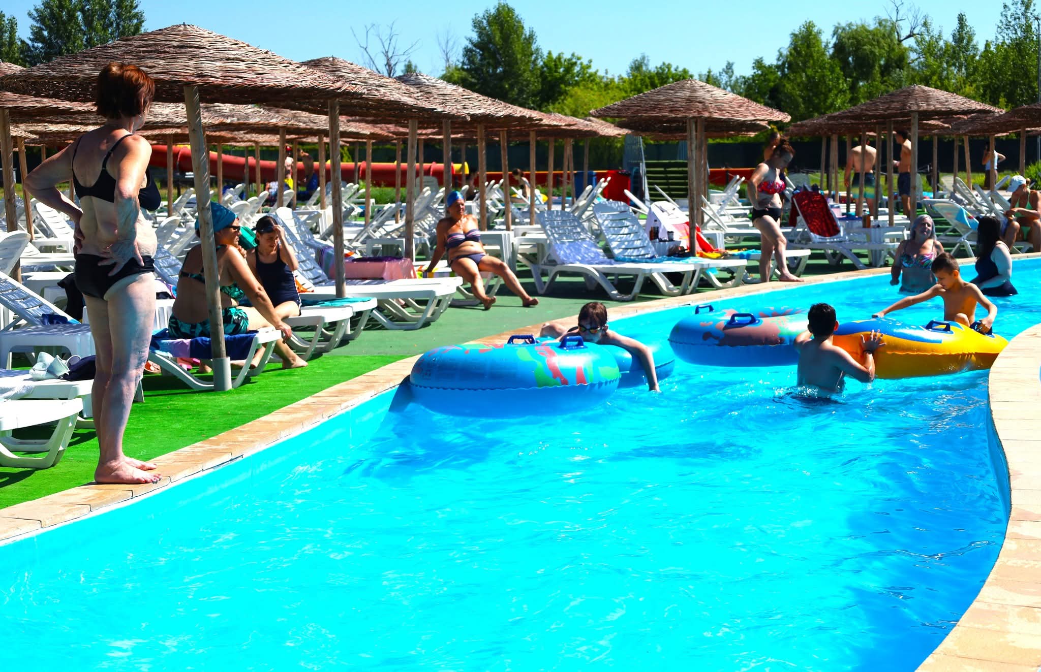 Cod portocaliu de distracție la Complexul Turistic de Natație Târgoviște – Litoralul de acasă te așteaptă!