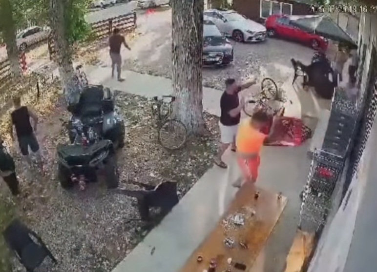 Crimă cu cruzime în Dâmbovița: Un tânăr de 23 de ani, ucis cu bestialitate pentru câteva piese auto