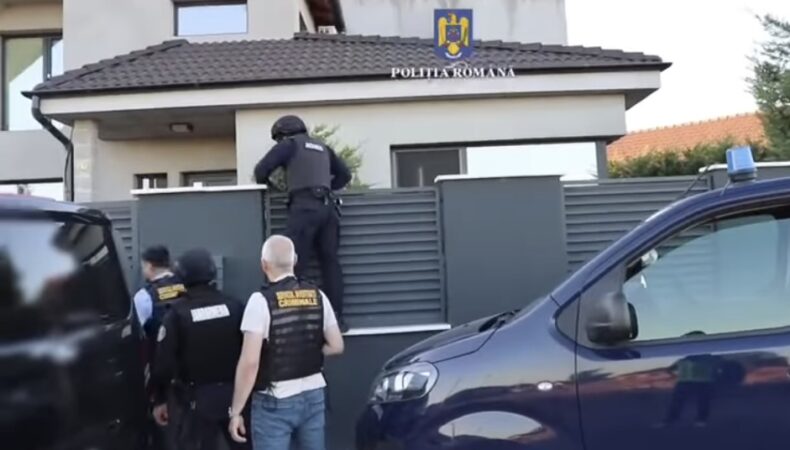 Descinderi și rețineri într-un dosar de înșelăciune: Zece persoane reținute pentru furt și comercializare ilegală a peste 1.200 de televizoare