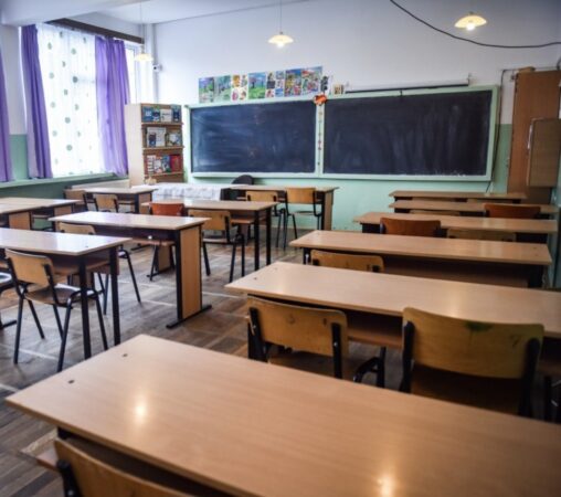 Directorii de școli rămași după comasări vor preda obligatoriu 40 de ore pe lună, fără plata cu ora