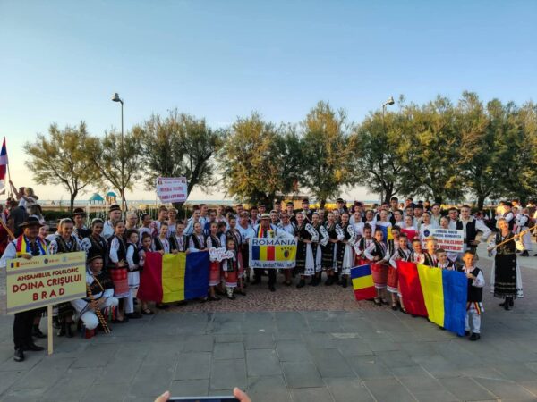 „Florile Chindiei”, ambasadorii folclorului românesc în Italia „Florile Chindiei”, ambasadorii folclorului românesc în Italia