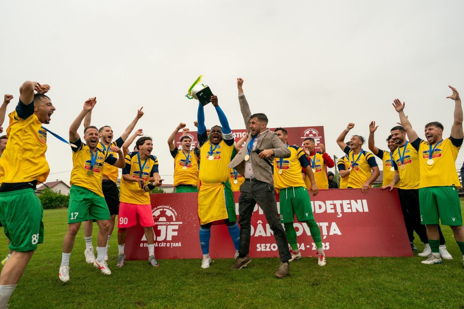 Fotbalul dâmbovițean a  strălucit  în sezonul 2024-2025: Voința Crevedia promovează în Liga 3 și domină competițiile juvenile