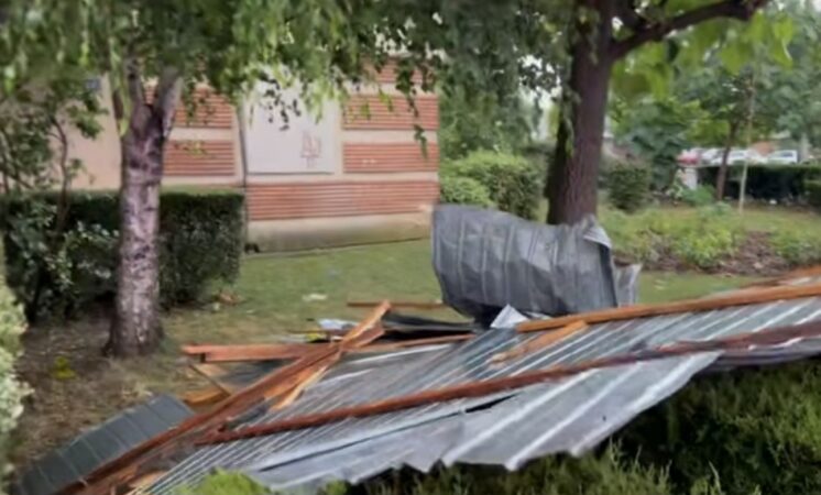 Furtună puternică în Târgoviște: Acoperișuri smulse și alertă de vijelie Furtună puternică în Târgoviște: Acoperișuri smulse și alertă de vijelie