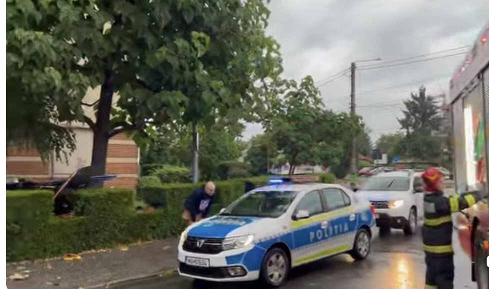 Furtună puternică în Târgoviște: Acoperișuri smulse și alertă de vijelie