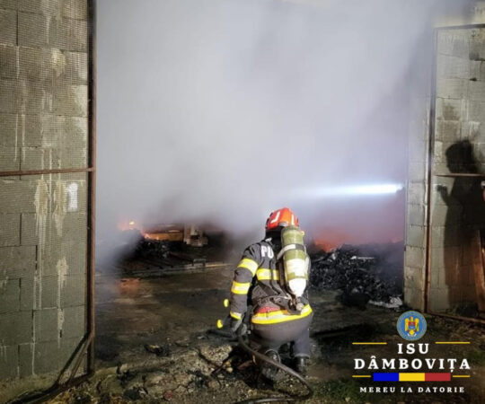 Incendiu în miez de noapte la Cândești-Deal: Anexă gospodărească cuprinsă de flăcări
