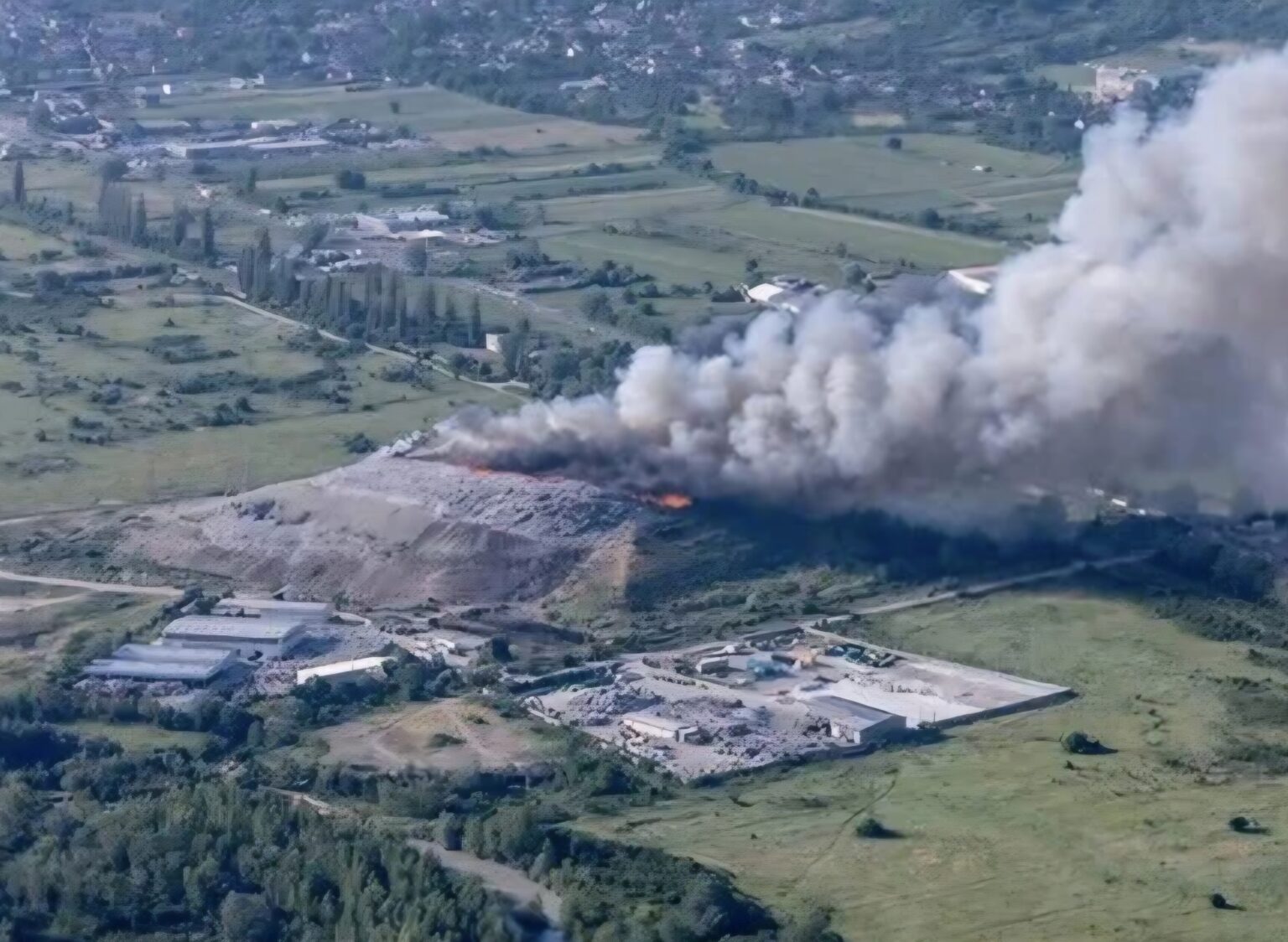 Județul Dâmbovița, pe lista roșie a gropilor de gunoi: Cele mai mari amenzi din țară, probleme grave de poluare și lipsă de autorizații Județul Dâmbovița, pe lista roșie a gropilor de gunoi: Cele mai mari amenzi din țară, probleme grave de poluare și lipsă de autorizații