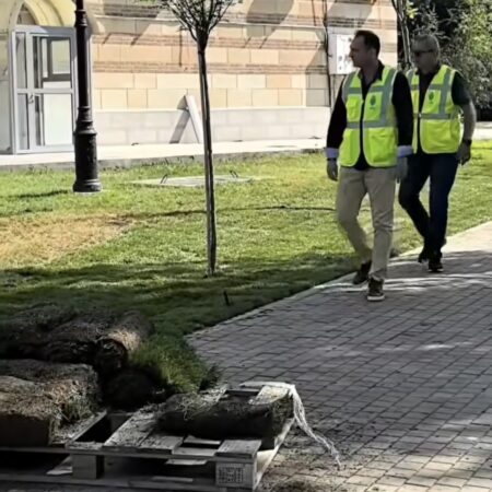 Lucrări de reamenajare a spațiilor verzi în Parcul Mitropoliei din Târgoviște