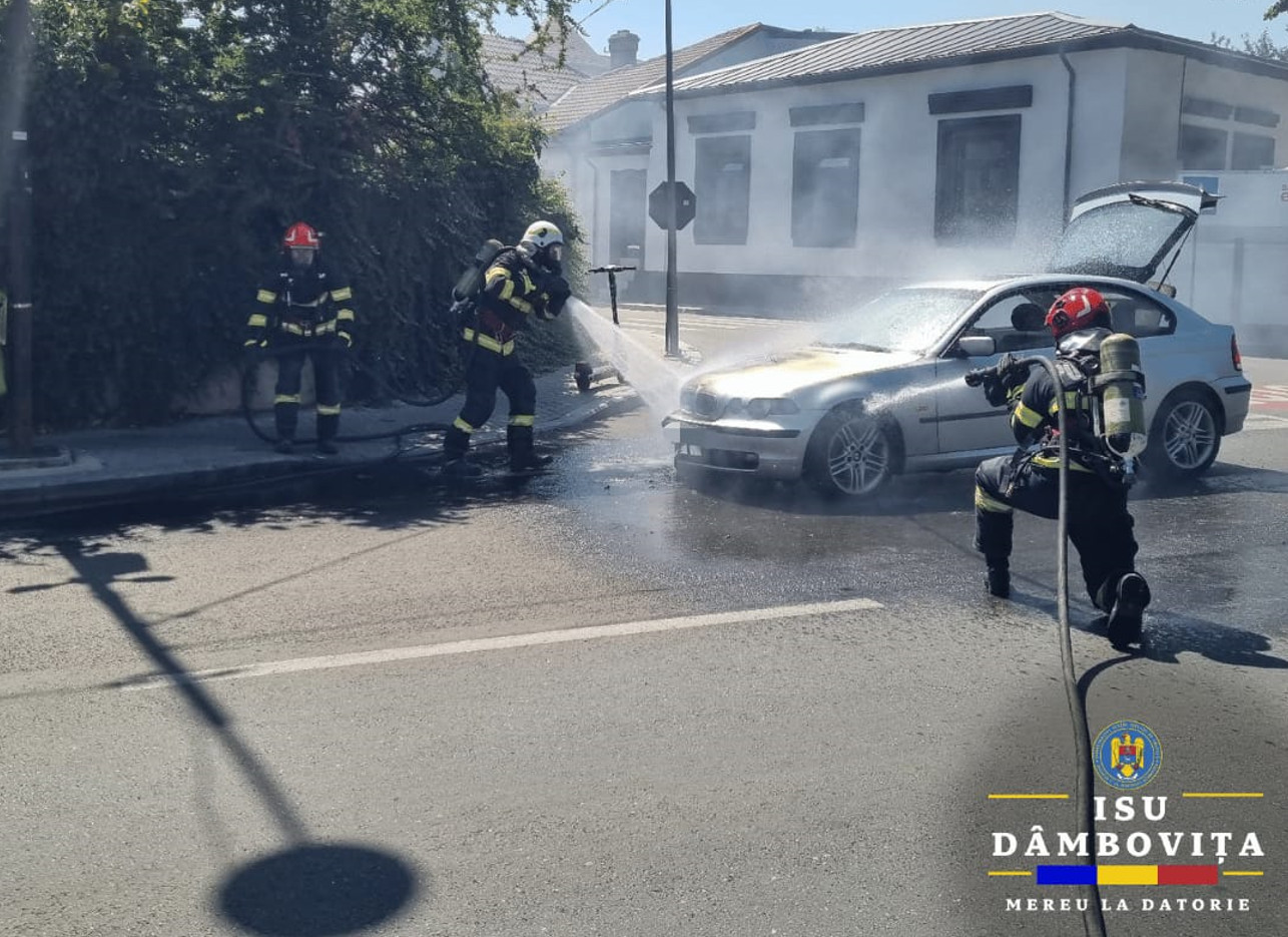 Panică în Târgoviște: O mașină a luat foc în plină stradă