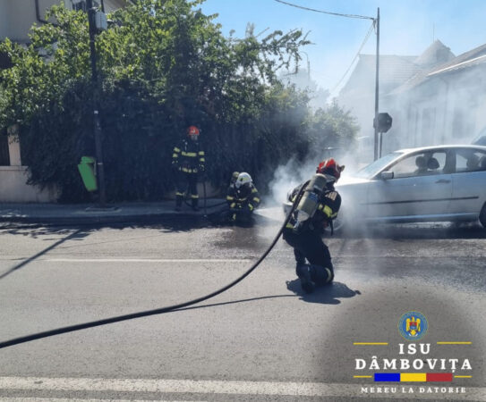 Panică în Târgoviște: O mașină a luat foc în plină stradă Panică în Târgoviște: O mașină a luat foc în plină stradă