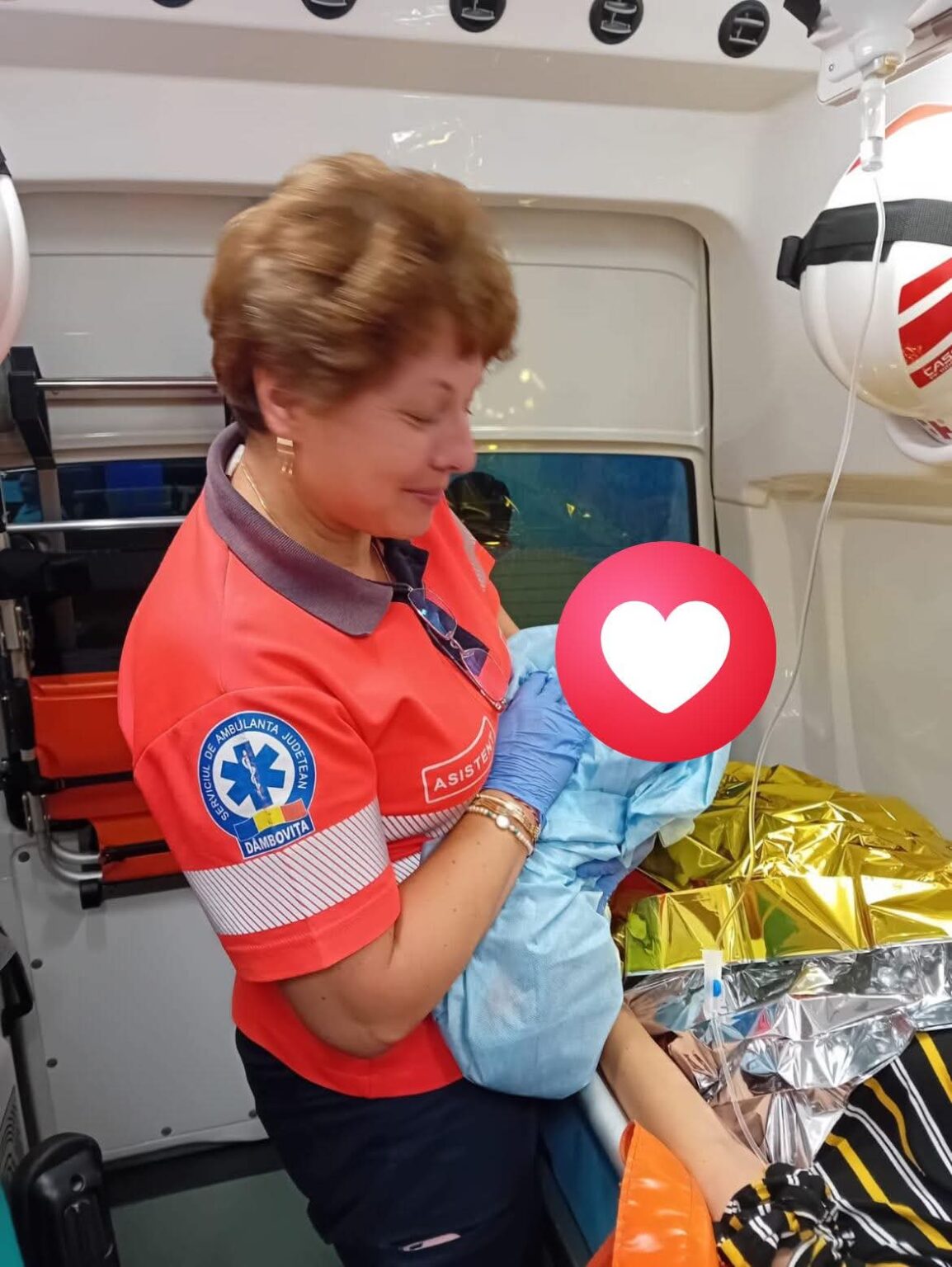 O naștere ca în filme: Bebeluș venit pe lume în ambulanță, asistat de Denisa și Ciprian