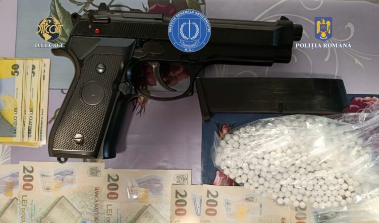 Polițist dâmbovițean, implicat într-o rețea de trafic de droguri: Cultură de canabis descoperită la Comișani