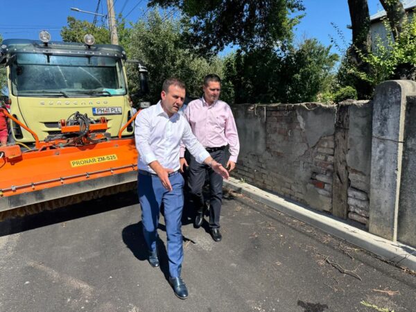Se lucrează în echipă: Președintele CJ Dâmbovița, Corneliu Ștefan, alături de primarul Emanuel Spătaru, pe șantierele din comună