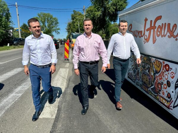 Se lucrează în echipă: Președintele CJ Dâmbovița, Corneliu Ștefan, alături de primarul Emanuel Spătaru, pe șantierele din comună