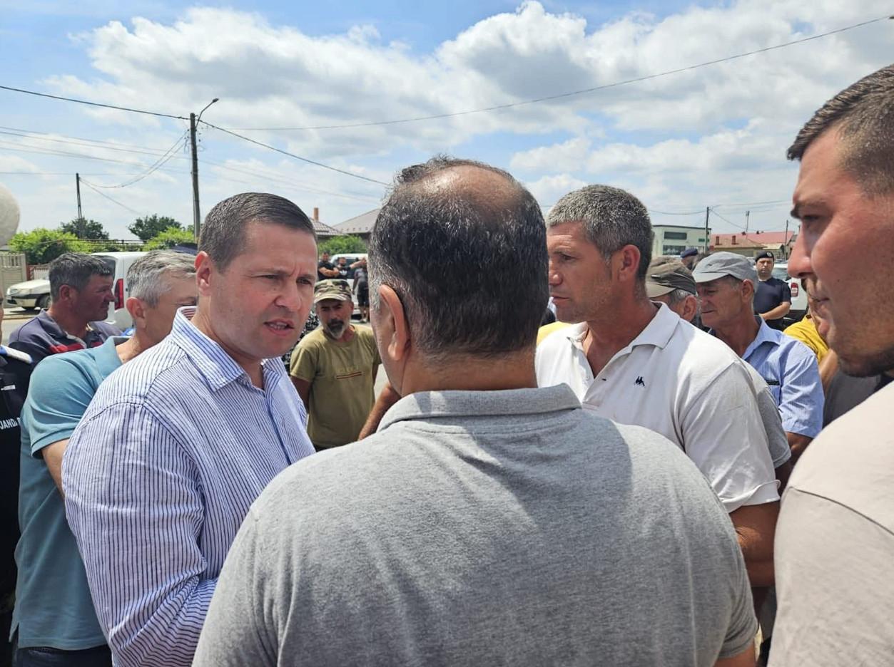 Protest la Lungulețu: Fermierii revoltați, autoritățile județene și ministrul Agriculturii mediatează și aprobă irigații gratuite până la finalul anului
