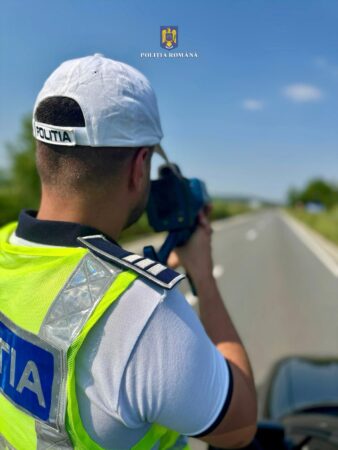 RADARELE ÎN ACȚIUNE : ȘOFERII GRĂBIȚI, ÎN VIZORUL POLIȚIEI RADARELE ÎN ACȚIUNE : ȘOFERII GRĂBIȚI, ÎN VIZORUL POLIȚIEI Polițiștii rutieri din cadrul IPJ Dâmbovița au declanșat o acțiune de amploare pentru stoparea unuia dintre cele mai grave pericole de pe șosele: viteza excesivă. Până pe 13 iulie, șoferii care apasă prea tare pedala de accelerație vor fi sancționați fără avertisment. Echipajele de poliție vor fi prezente zilnic, cu radare active pe cele mai circulate drumuri din județ. Reducerea numărului de accidente grave și salvarea de vieți „Viteza ucide. Este cauza principală în cele mai multe tragedii rutiere. Nu ne jucăm cu prevenția. Cine nu respectă legea, plătește!” – avertizează reprezentanții Poliției Dâmbovița. Polițiștii vizează în special:depășirea limitelor legale de viteză;comportamente agresive în trafic;lipsa centurii de siguranță. Conduceți cu prudență! O secundă de neatenție poate însemna o viață pierdută.