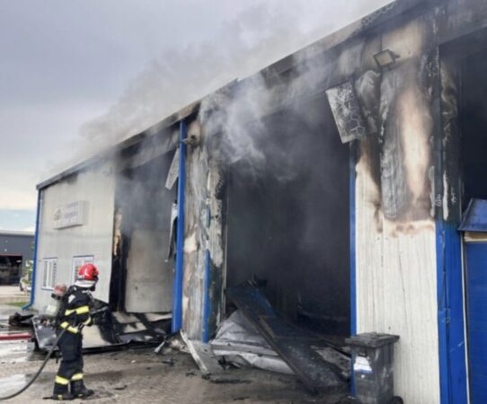 Service auto, mistuit de un incendiu uriaș. Două mașini făcute scrum Service auto, mistuit de un incendiu uriaș. Două mașini făcute scrum