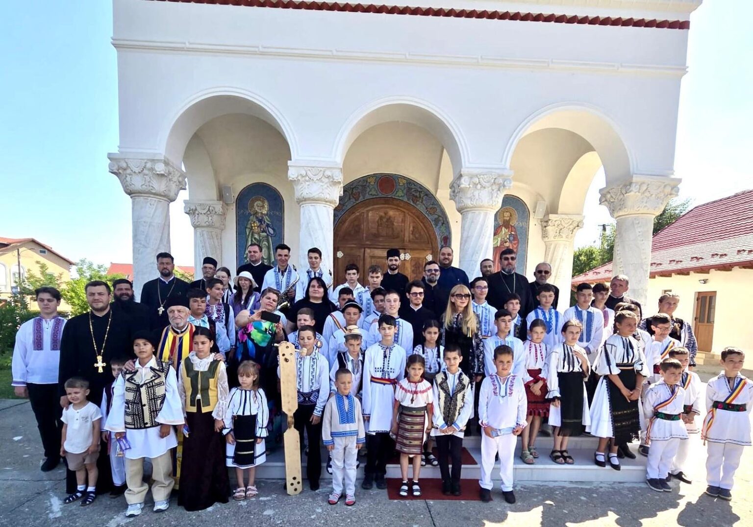  Tineri din Arhiepiscopia Târgoviștei, pe prima treaptă a podiumului la Festivalul Internațional de Toacă de la Victoria!