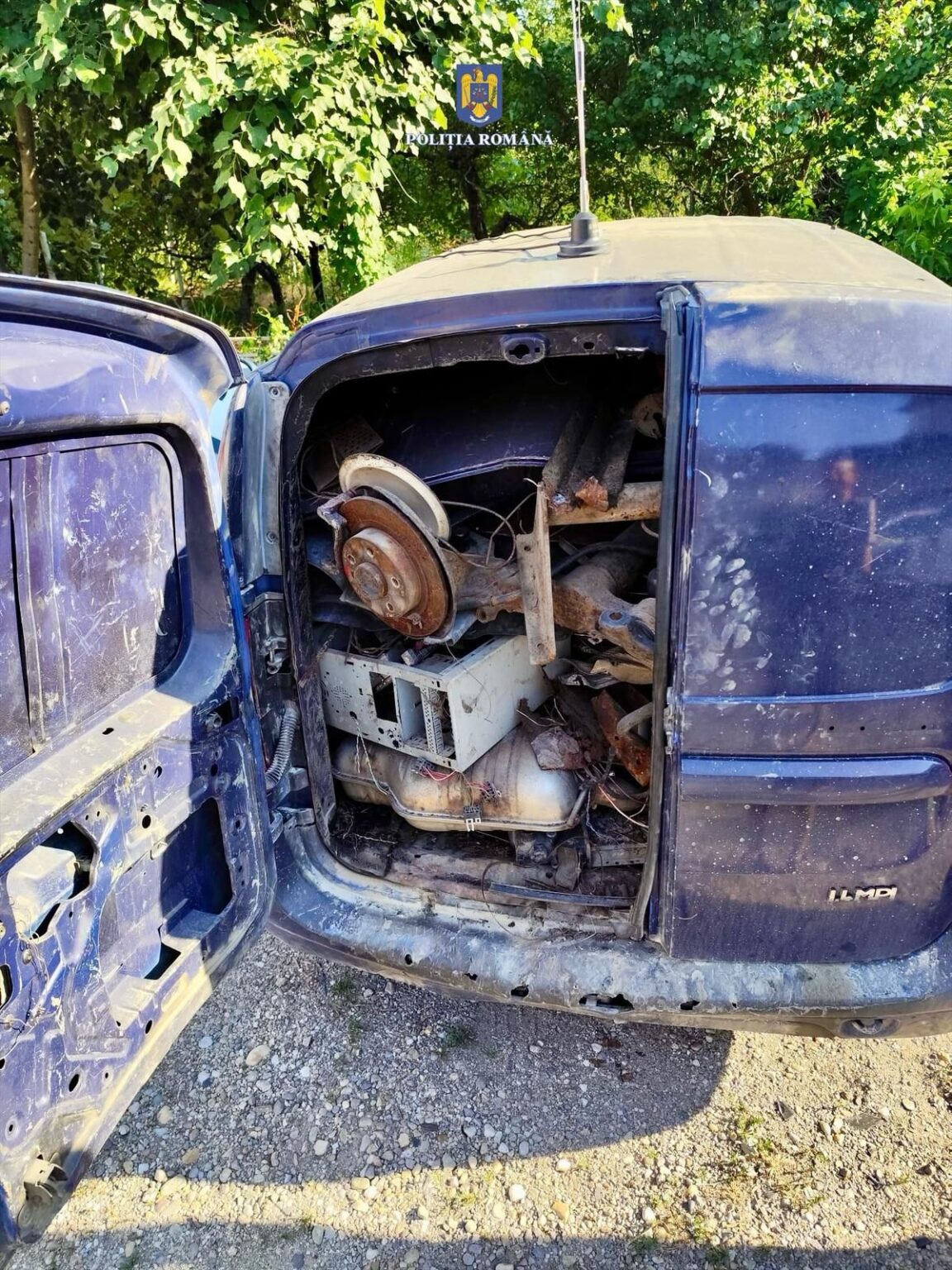 Transport ilegal de deșeuri descoperit de polițiștii găeșteni: Autoutilitarele confiscate