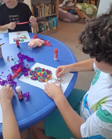Vacanță creativă la bibliotecă, distracție și culoare pentru copiii 