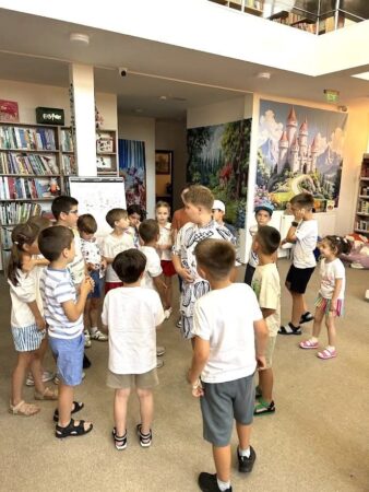 „Vacanță la Bibliotecă”, o vară plină de povești, culoare și prietenii noi „Vacanță la Bibliotecă”, o vară plină de povești, culoare și prietenii noi