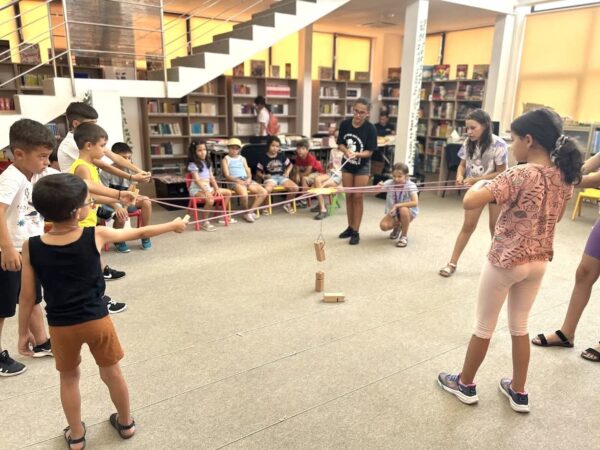 Vacanța la bibliotecă aduce zâmbete și joacă în inima copiilor: Jocurile copilăriei au făcut spectacol Vacanța la bibliotecă aduce zâmbete și joacă în inima copiilor: Jocurile copilăriei au făcut spectacol