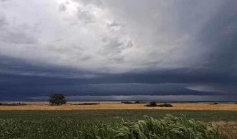 Vremea se schimbă radical în Dâmbovița: După caniculă, urmează furtuni puternice Vremea se schimbă radical în Dâmbovița: După caniculă, urmează furtuni puternice